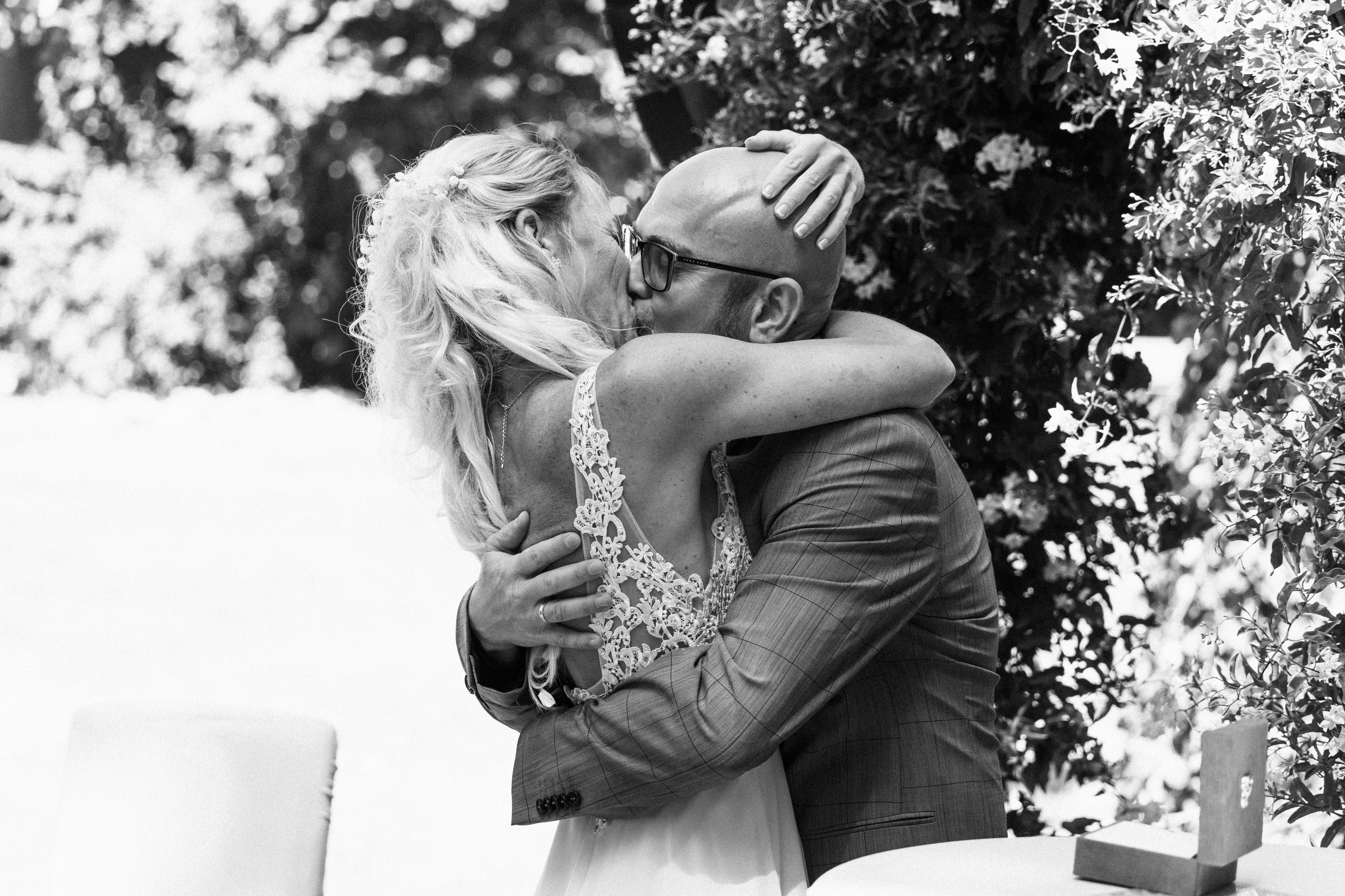 Braut und Bräutigam umarmen sich in einem emotionalen Moment während ihrer Hochzeit. Foto: © Hochzeitsfotograf Roman Koryzna, August 2022. Hochzeitsfotograf für Bautzen und Dresden