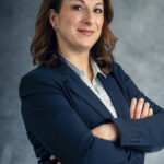 Frau mit braunen Haaren, die in einem Anzug gekleidet ist und die Arme verschränkt hat. Fotograf: © Roman Koryzna, Businessfoto, Studio Koryzna, Radibor, Bautzen