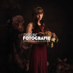 Porträts_Studio_Koryzna_Roman_Fotostudio_Bautzen_Radibor - Roman Koryzna Fotografie | Der Hochzeitsfotograf für Bautzen und Dresden Frau in einem roten Kleid, die einen Blumenstrauß in den Händen hält, vor dunklem Hintergrund. Fotograf: © Roman Koryzna, Studio Koryzna, Radibor, Bautzen