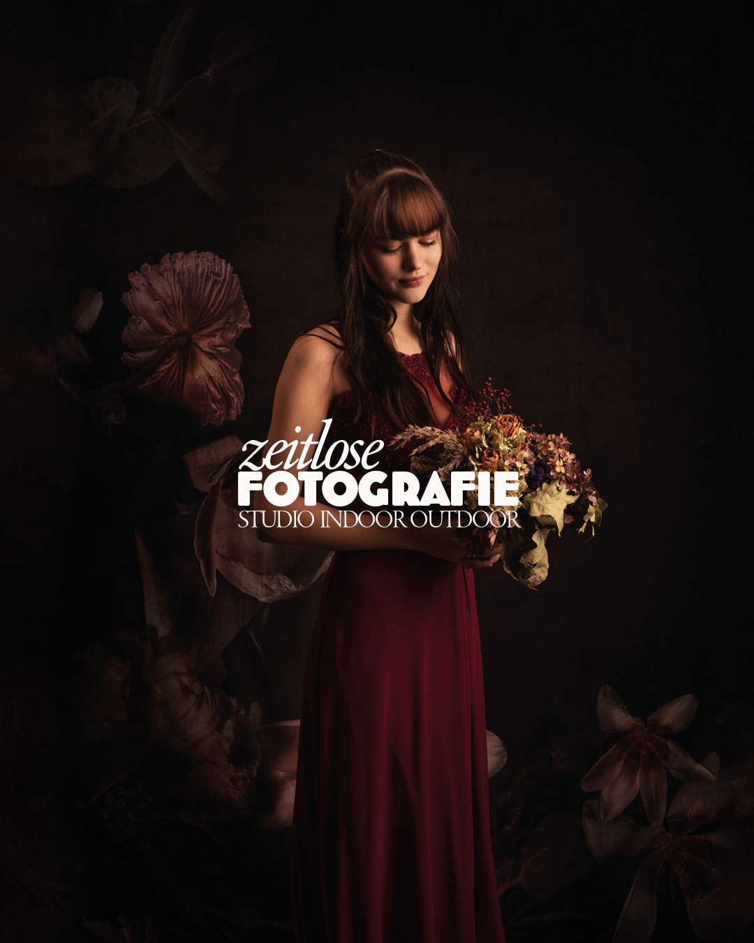 Frau in einem roten Kleid, die einen Blumenstrauß in den Händen hält, vor dunklem Hintergrund. Fotograf: © Roman Koryzna, Studio Koryzna, Radibor, Bautzen