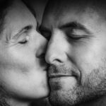 Nahaufnahme eines Paares, das sich küsst, mit einem Fokus auf ihren Gesichtern. Fotograf: © Roman Koryzna, Familienfoto, Studio Koryzna, Fotostudio, Radibor, Bautzen